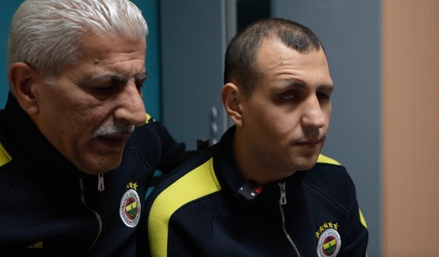 Görme engelli taraftar 'Fenerbahçe' sevgisini sosyal medyada yaptığı canlı yayınlarla gösteriyor