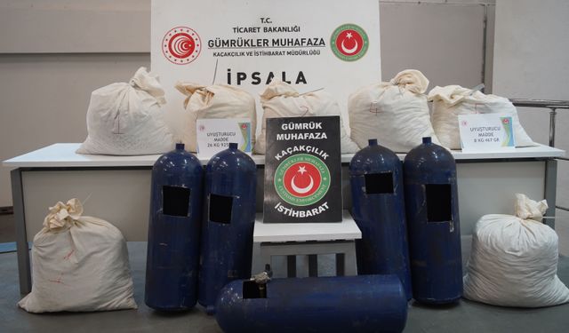 Gümrük muhafazanın narkotik köpekleri gizlenen uyuşturucuları buldu