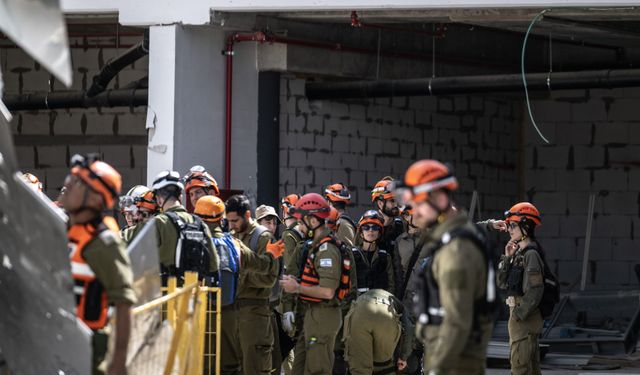 GÜNCELLEME 2 - İran'ın misillemesinde Tel Aviv'e isabet eden füze nedeniyle 2 kişi öldü