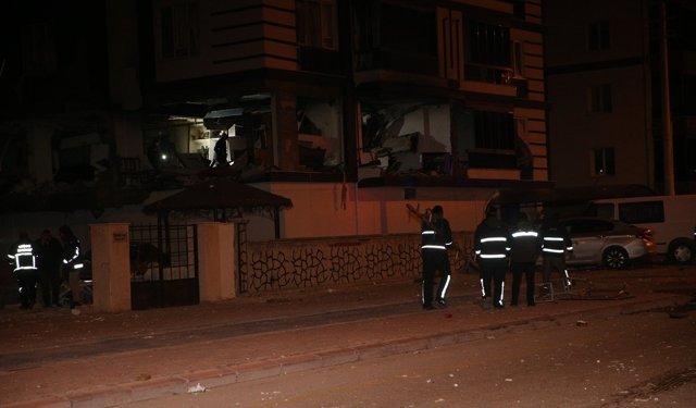 GÜNCELLEME 2 - Niğde'de bir apartmandaki doğal gaz patlamasında 16 kişi yaralandı