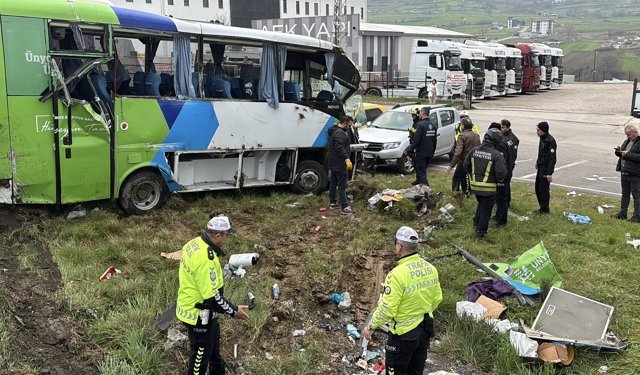 GÜNCELLEME 2 - Samsun'da öğrencilerin bulunduğu midibüsün devrilmesi sonucu 11 kişi yaralandı