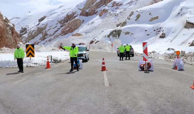 GÜNCELLEME - Çığ düşen Van-Hakkari kara yolu tek şeritten ulaşıma açıldı