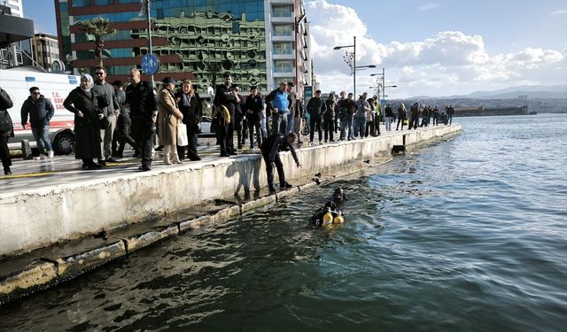 GÜNCELLEME - İzmir'de akülü tekerlekli sandalyesiyle denize düşen kişi hastanede hayatını kaybetti