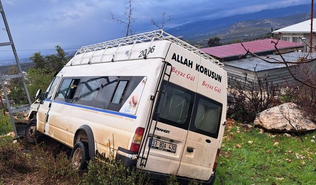 GÜNCELLEME - Mersin'de elektrik direğine çarpan işçi servisindeki 5 kişi yaralandı