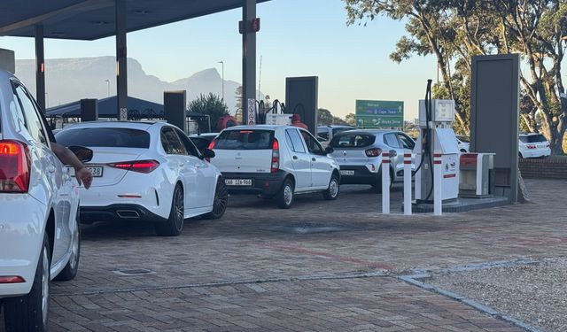Güney Afrika'da akaryakıt zammı öncesi istasyonlarda uzun kuyruklar oluştu