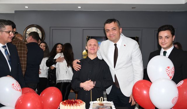 Hatay'da 50 yaşına giren down sendromlu için sürpriz doğum günü kutlaması yapıldı