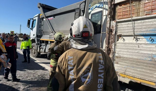 Hatay'da iki kamyonun çarpıştığı kazada 1 kişi öldü