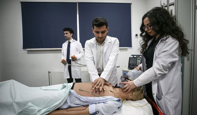 Hekim adayları ve sağlık çalışanlarına hastayla karşılaşmadan önce simülasyonla eğitim veriliyor