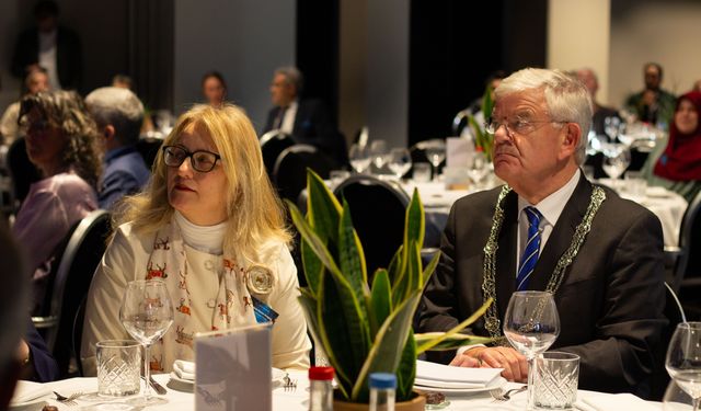 Hollanda'da 'Barış Yemeği' adlı iftar programında farklı inanç temsilcileri kutuplaşmaya karşı bir araya geldi