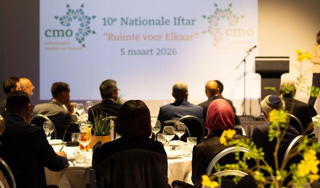 Hollanda'da Müslümanlar ve farklı dini toplulukların temsilcileri iftarda buluştu