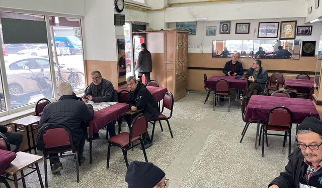İftara kadar servis yapılmayan kıraathane mahalle sakinlerinin buluşma noktası oluyor