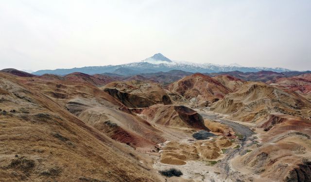 Iğdır'daki Gökkuşağı Tepeleri'nde ilkbahar güzelliği