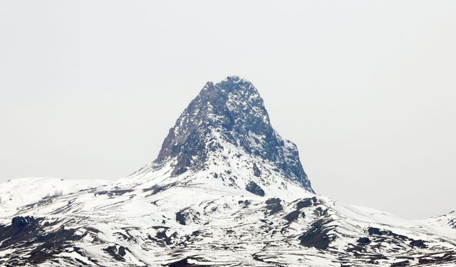 Iğdır'daki Tekelti Dağı beyaz örtüyle kaplandı
