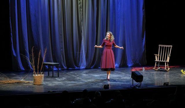 İnci Türkay'ın 'Liste' oyununun İstanbul prömiyeri gerçekleştirildi