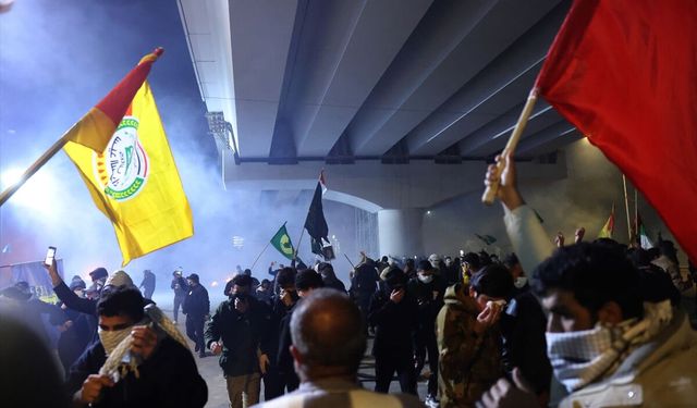 Irak güçleri, Yeşil Bölge'ye girmeye çalışan İran destekli göstericilere müdahalede bulunuyor