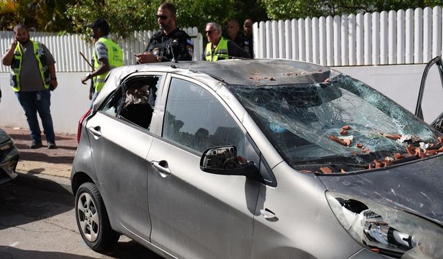 İran'dan yapılan misillemenin ardından İsrail'in orta kesimindeki Rehovot'a şarapnel parçaları düştü