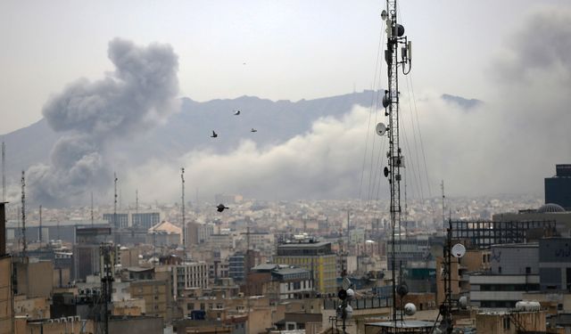 İran'ın başkenti Tahran'da art arda patlamalar meydana geldi