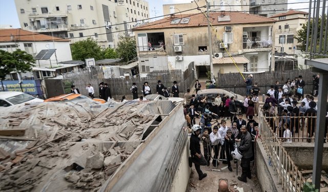 İran'ın misillemesinin ardından Tel Aviv ve çevre kentlere füze parçaları isabet etti