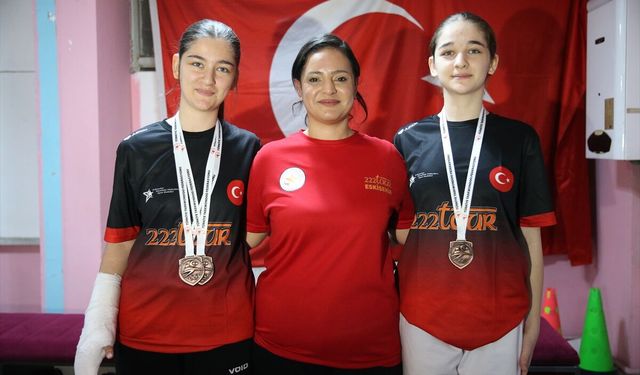 İşitme engelli kardeşlerin hedefi tekvandoda milli formayı giymek