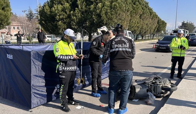 Isparta'da otomobille çarpışan motosikletin sürücüsü hayatını kaybetti