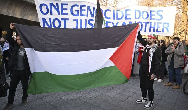 İsrail Başbakanı Netanyahu'nun uçağının Berlin'de koruma altına alınması protesto edildi