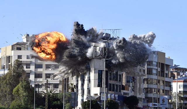 İsrail ordusu Beyrut'un güneyindeki Dahiye bölgesinde bir binayı bombaladı