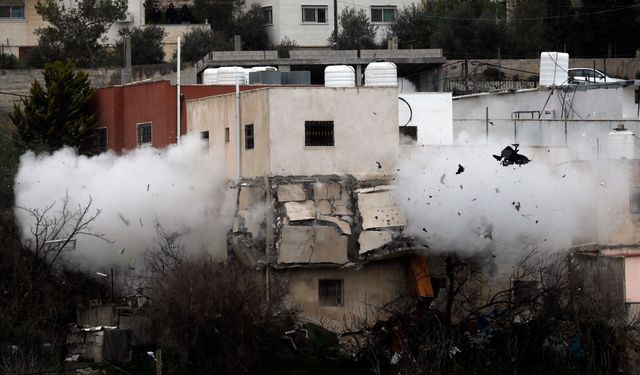 İsrail ordusu, işgal altındaki Batı Şeria'da Filistinli bir esirin ailesine ait evi yıktı