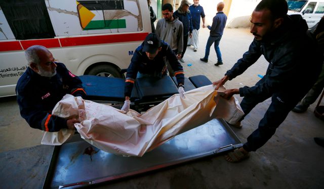 İsrail'in Gazze'de bir eve düzenlediği saldırıda 2'si çocuk 4 Filistinli hayatını kaybetti