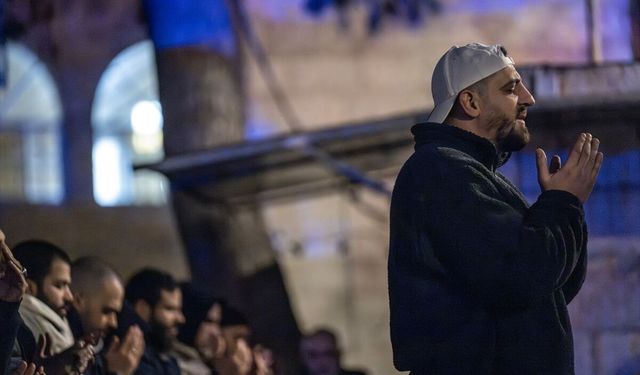 İsrail'in Mescid-i Aksa'yı kapatmasının ardından Filistinliler Harem-i Şerif yakınlarında teravih kıldı
