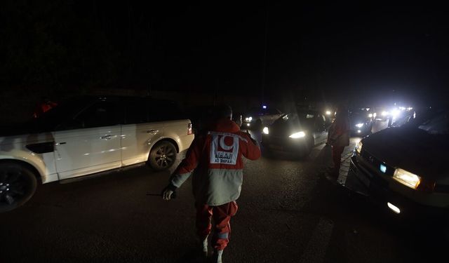 İsrail'in tahliye ve saldırı tehdidinin ardından Lübnan'ın Sur kentinden kuzeye doğru göç dalgası yaşanıyor