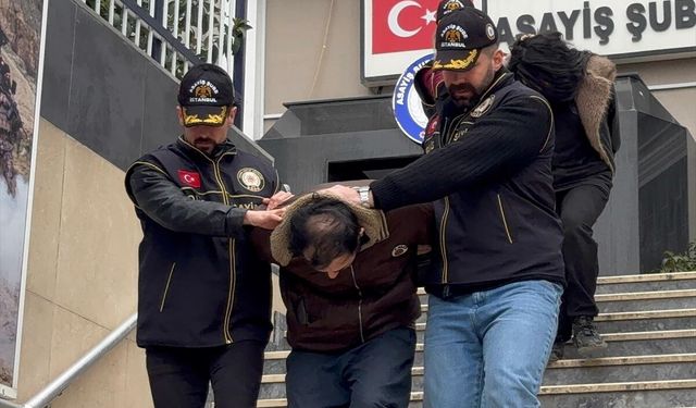 İstanbul'da gasp amacıyla bir kişiyi bıçakla tehdit ettikleri iddiasıyla yakalanan 2 şüpheli adliyede