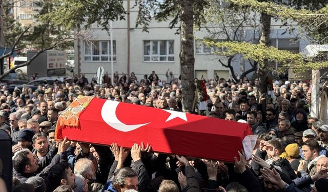 İstanbul'da öğrencinin bıçaklı saldırısında yaşamını yitiren öğretmenin cenazesi Konya'da defnedildi