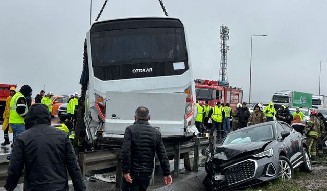İstanbul'da servis aracının karıştığı kazaya ekipler müdahale ediyor