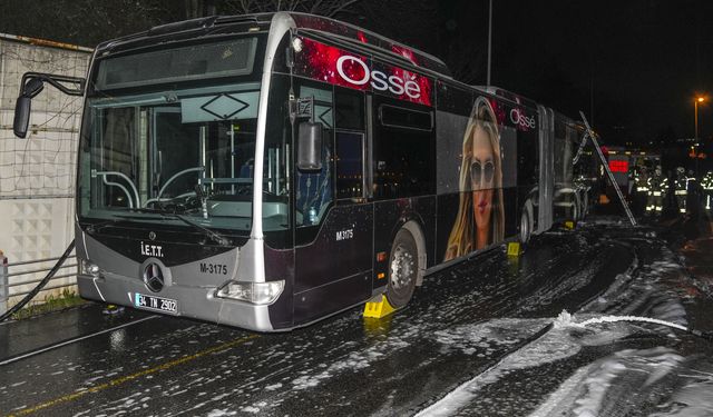 İstanbul'da seyir halindeki metrobüste çıkan yangın söndürüldü