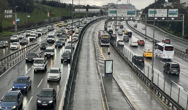 İstanbul'da trafik yoğunluğu yaşanıyor