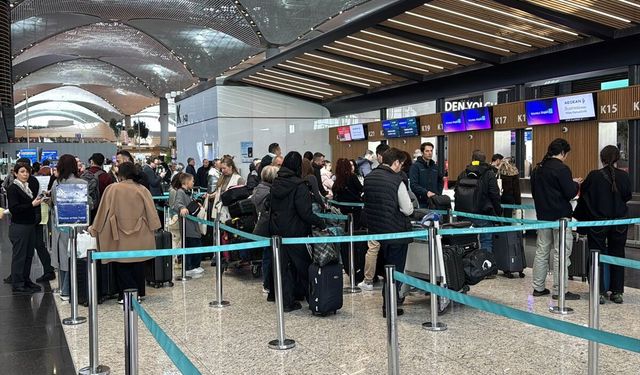İstanbul'daki havalimanlarında tatil yoğunluğu başladı