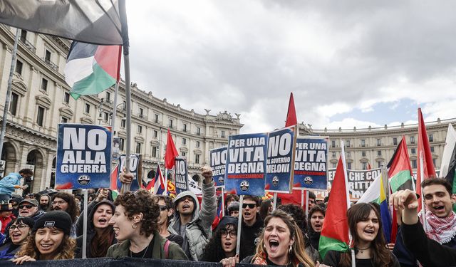 İtalya'da 'Savaşa hayır, referandumda hayır' yürüyüşü düzenlendi