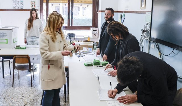 İtalya'da yargı reformuna yönelik referandum sürüyor