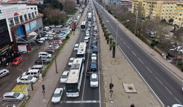 İzmir-Ankara kara yolunun Manisa geçişinde bayram hareketliliği yaşanıyor