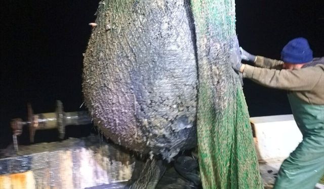 İzmir Körfezi'nde dip çamuru dökümüne Foçalı balıkçılardan tepki