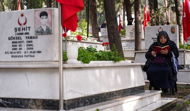 İzmir ve çevre illerde şehitler anıldı, Çanakkale Deniz Zaferi'nin yıl dönümü kutlandı