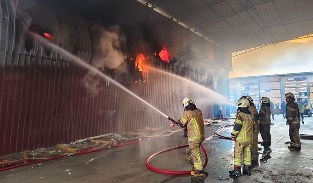 İzmir'de atölye ve depolarda çıkan yangına müdahale ediliyor