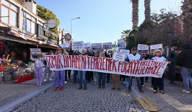 İzmir'de denize dip çamuru dökülmesi protesto edildi