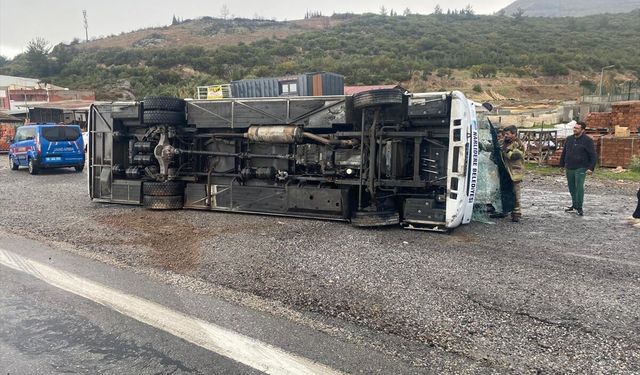 İzmir'de futbolcuları taşıyan midibüs devrildi, 4 sporcu yaralandı