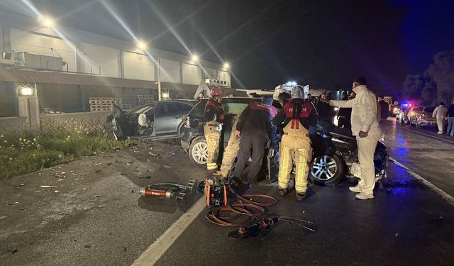 İzmir'de iki otomobilin çarpışması sonucu 4 kişi yaralandı