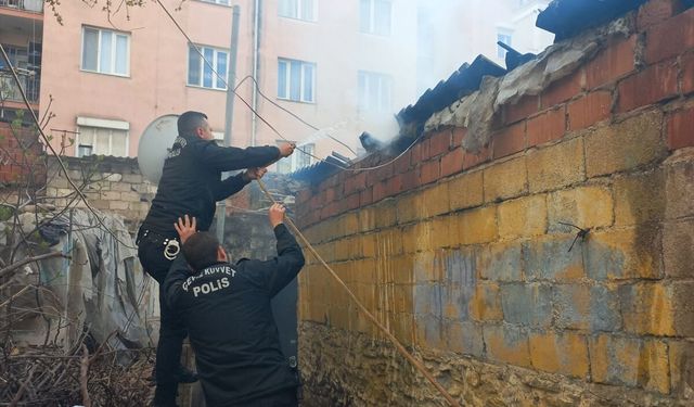 İzmir'de kümeste çıkan yangına ilk müdahaleyi çevik kuvvet ekibi yaptı