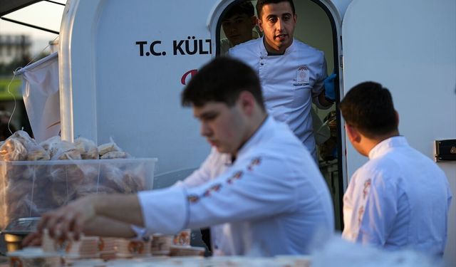 İzmir'de lise öğrencileri iftara yetişemeyenlere kendi yaptıkları yemekleri dağıttı