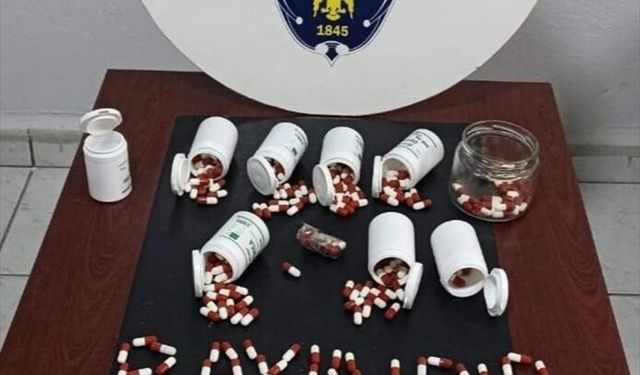 İzmir'de ruhsatsız tabanca ve uyuşturucuyla yakalanan zanlı tutuklandı