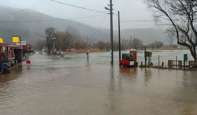 İzmir'de sağanak sonucu Gölcük Gölü taştı