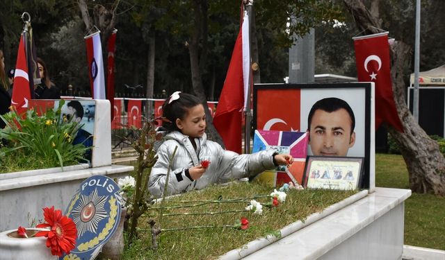 İzmir'de şehit aileleri arife günü yakınlarının mezarını ziyaret etti